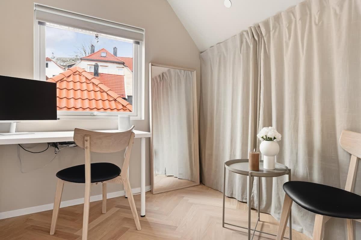 Dinbnb I Mid-city Luxury With Mini Balcony And Smart Tv & Sound System Feriehus *