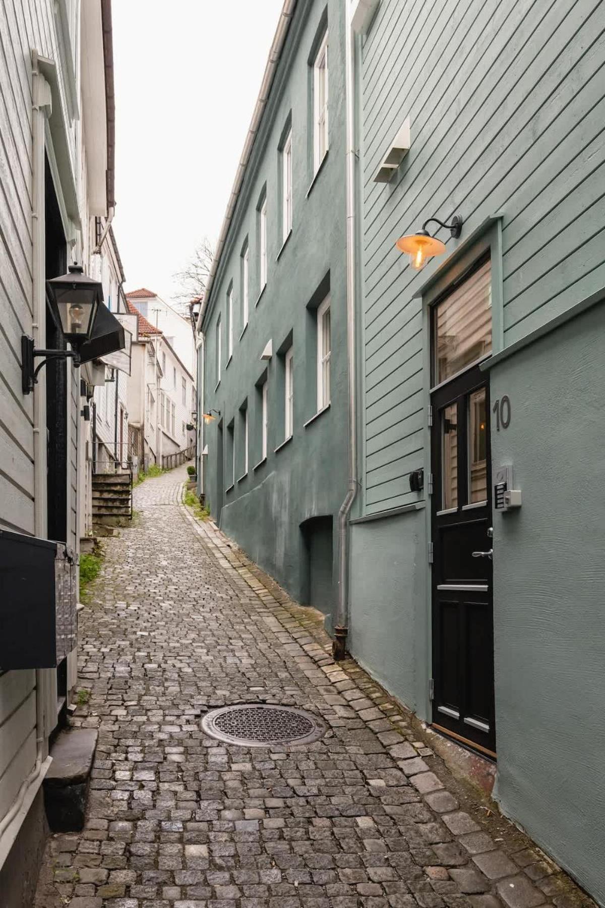 Feriehus Dinbnb I Mid-city Luxury With Mini Balcony And Smart Tv & Sound System